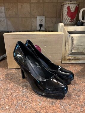 Bella Marie Black Patent Rounded Toe Heels